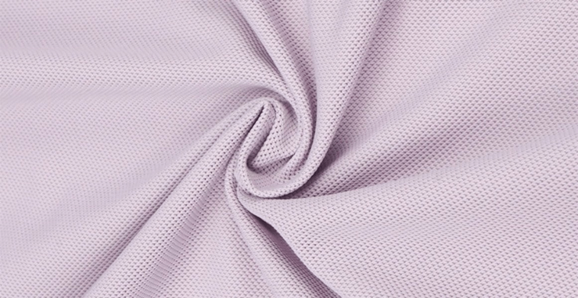 Close-up of breathable mesh fabric in light purple, ideal for women's sports jackets, showcasing its soft and anti-wrinkle texture.
